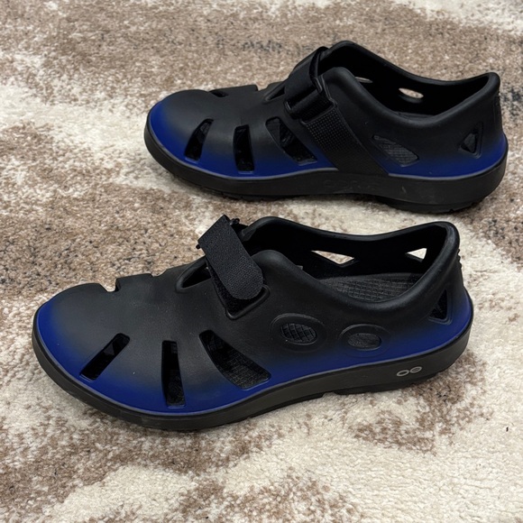 OOFOS Black and Blue Men's Sandals - Picture 4 of 7